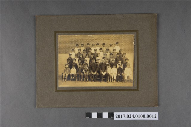 楊昆煌與學生合影 (共2張)