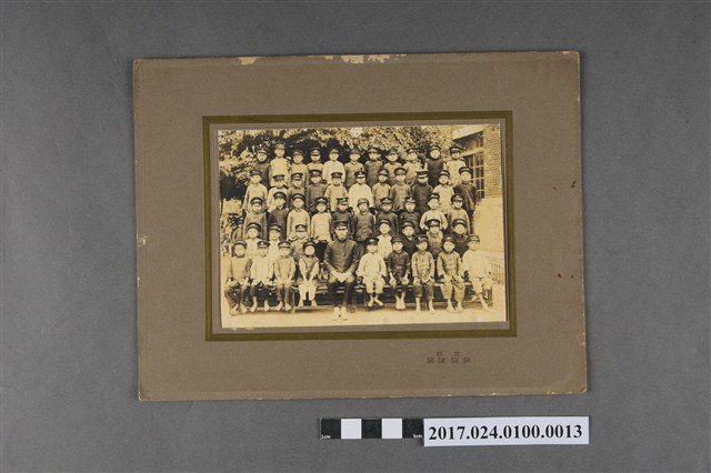 楊昆煌與學生合影 (共2張)