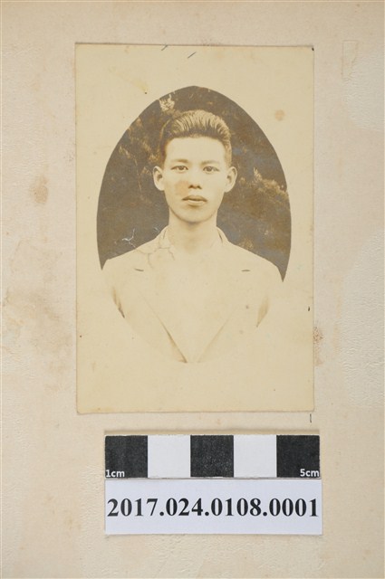 男子獨照 (共2張)