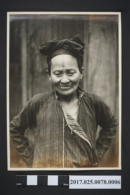 紋面的泰雅族婦人（臺灣） (共2張)