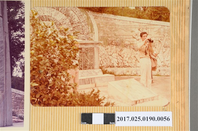 1名男子於圍牆邊獨照 (共4張)