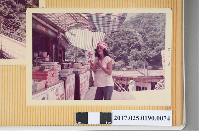 1女子於名產店前獨照 (共4張)