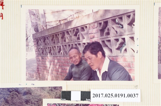 1979年10月2名男子圍牆前合照 (共4張)