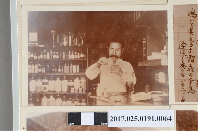 1名男子調製溶液一景 (共4張)