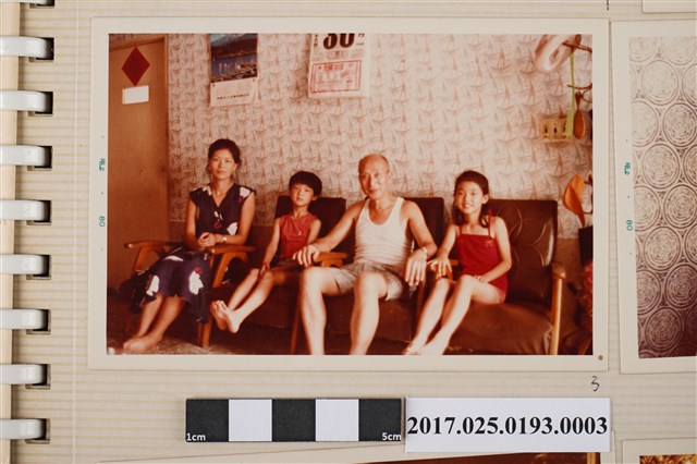 4人於客廳合影 (共4張)