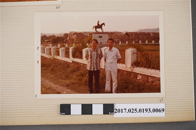 2名男子於吳鳳像前合影 (共4張)