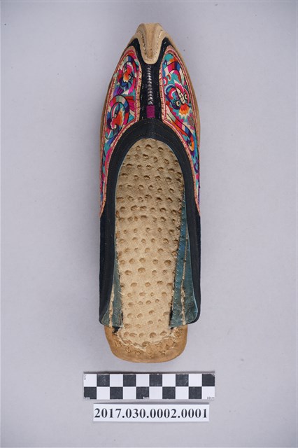 客家女子翹鞋-左 (共7張)