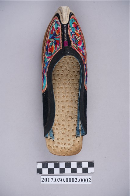 客家女子翹鞋-右 (共7張)