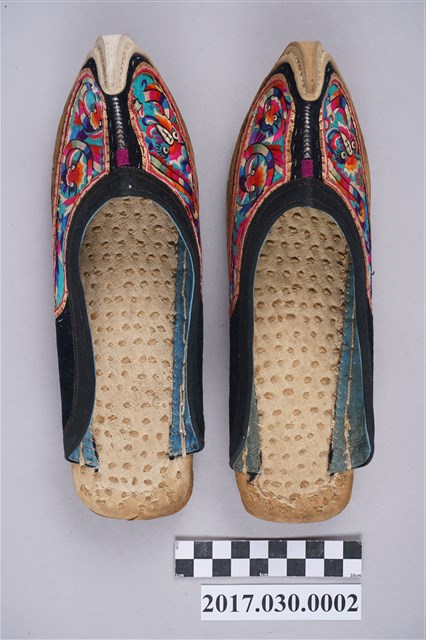 客家女子翹鞋 (共3張)