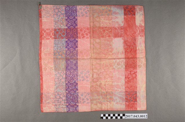 粉色絲質方格吉祥紋方巾 (共2張)