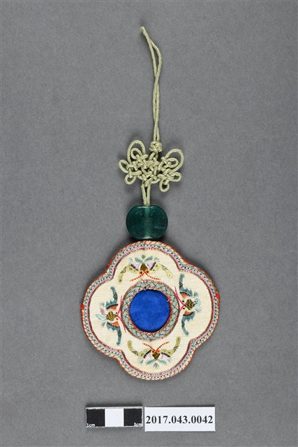 米白絲緞花形繡蝴蝶紋掛飾 (共2張)