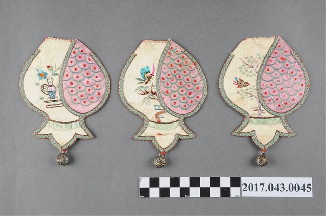 石榴形彩繡飾片組 (共2張)