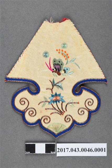 如意雲頭形蝶花紋繡片 (共2張)