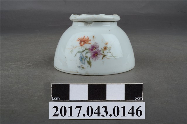 彩色花卉紋白瓷保溫底座 (共10張)