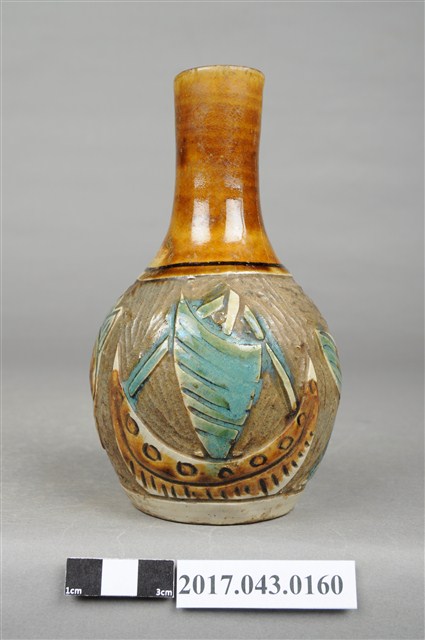 褐綠彩剔花雙魚紋小花瓶 (共5張)