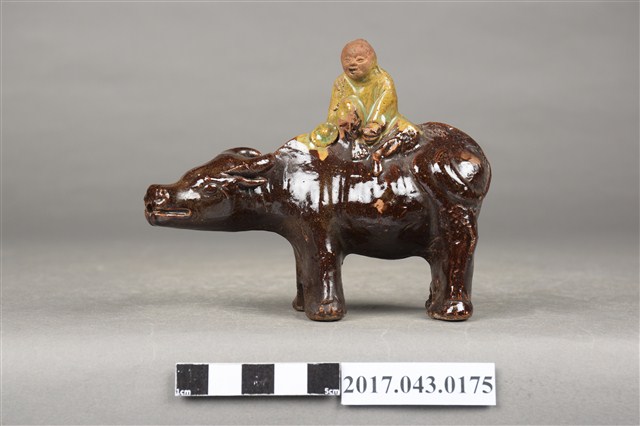 陶質加彩牧童騎牛造型花插 (共9張)