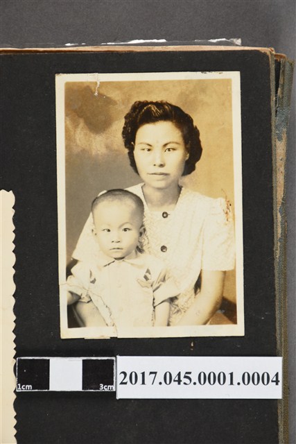 女士和小孩合照 (共2張)