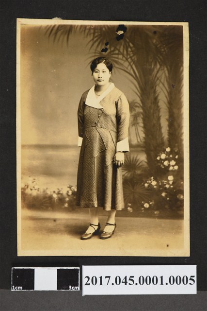 林桂興妻李金釵壯年時期獨照 (共2張)