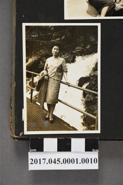 林桂興次女林秀蘭壯年時期獨照 (共2張)