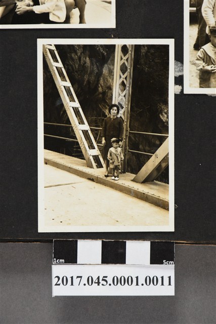 林桂興長女林秀菊與小孩合照 (共2張)