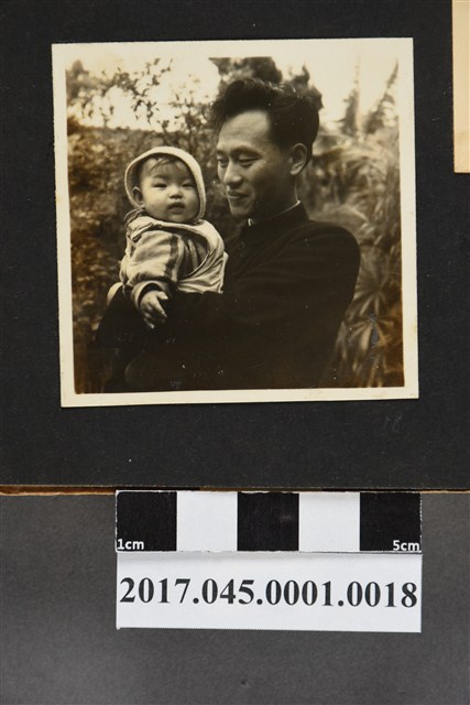 林桂興姪女婿劉苗新手抱女兒劉冠華合照 (共2張)