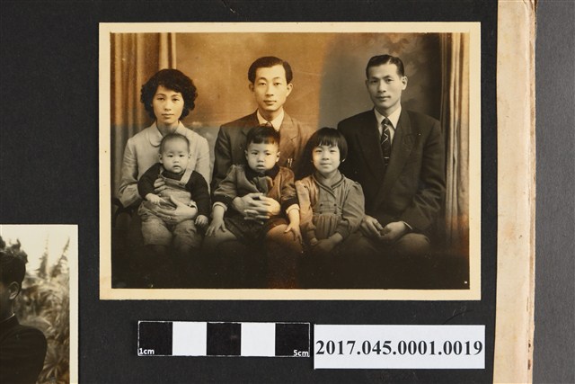 林桂興長子林修文全家和妻舅吳登麟6人合照 (共2張)