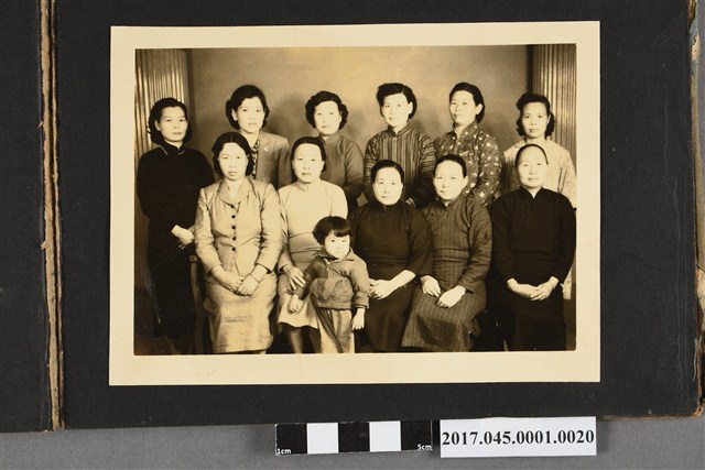 林桂興妻李金釵與結拜姊妹12人合照 (共2張)