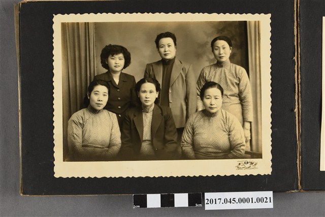 林桂興妻李金釵與結拜姊妹6人合照 (共2張)