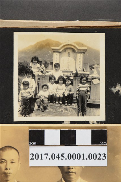 林桂興孫姪輩在其墓前留影 (共2張)