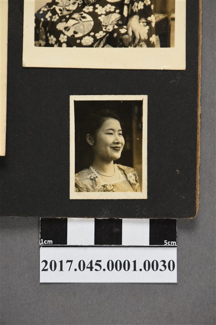 林桂興次女林秀蘭壯年時期獨照 (共2張)