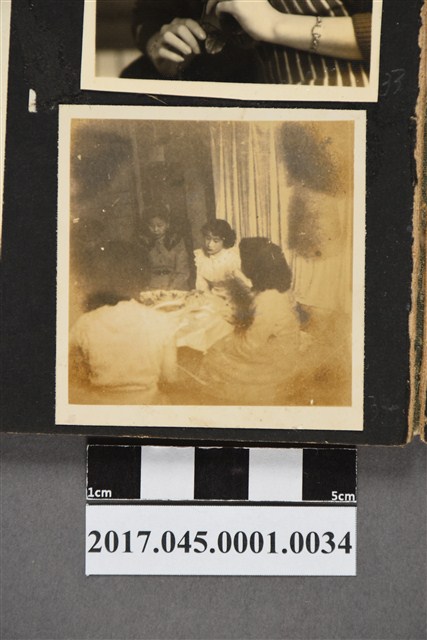 林桂興次女林秀蘭結婚日和友人在臥室合照 (共2張)