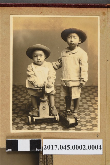 林桂興姪子林謙二、林誠三合照 (共2張)