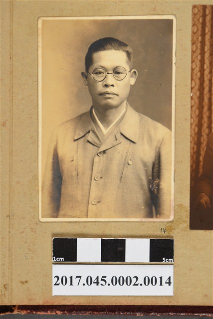 林桂興壯年時期獨照 (共2張)