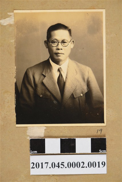 林桂興壯年時期獨照 (共2張)