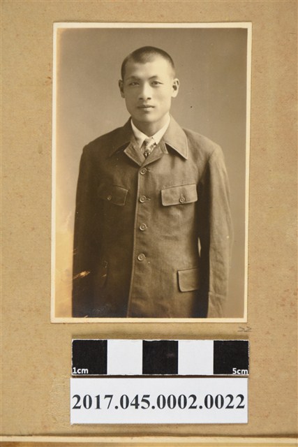 林桂興長子林修文青年時期獨照 (共2張)