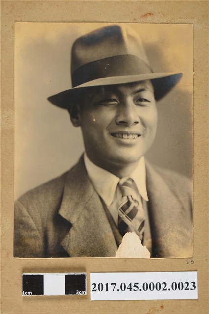 林桂興長子林修文壯年時期獨照 (共2張)