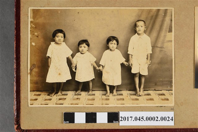 林桂興長子林修文、長女林秀菊和林桂興姪女林冬妹、林秀秋合照 (共2張)