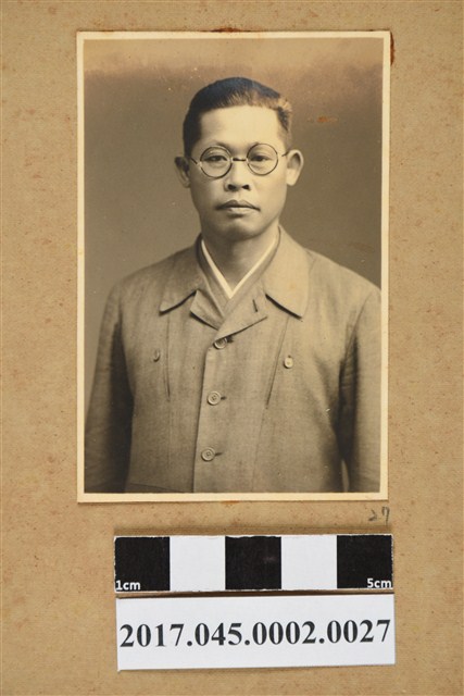 林桂興壯年時期獨照 (共2張)