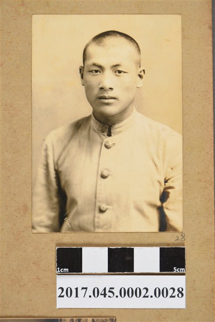 林桂興長子林修文青年時期獨照 (共2張)