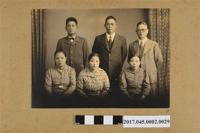 林桂興夫妻與友人6人合照 (共2張)