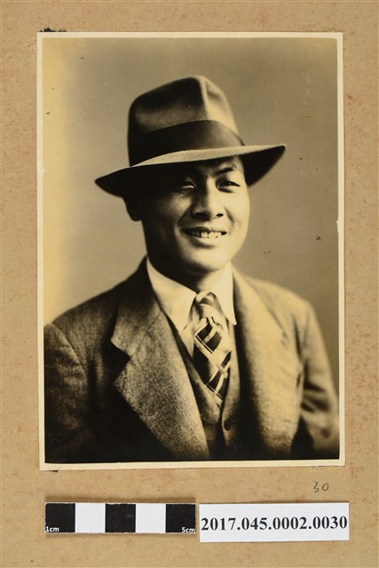 林桂興長子林修文壯年時期獨照 (共2張)