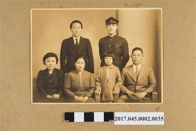 林桂興夫妻與友人6人合照 (共2張)
