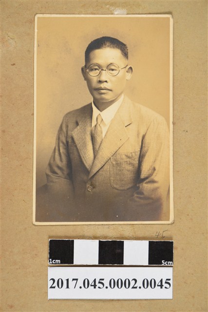 林桂興壯年時期獨照 (共2張)