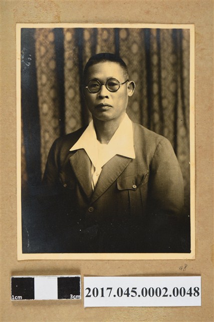 林桂興壯年時期獨照 (共2張)