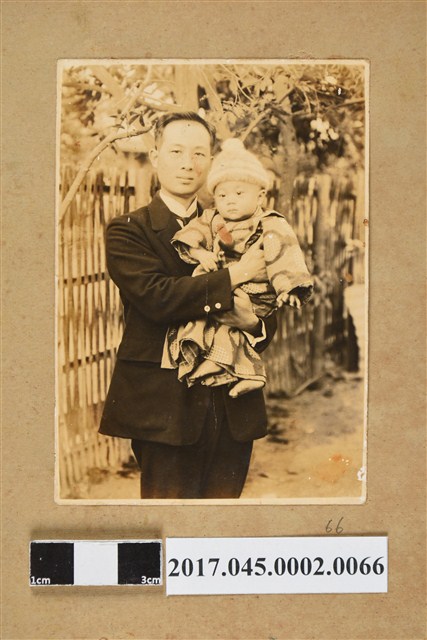 林桂興親家吳金玉手抱長子吳登麟合照 (共2張)