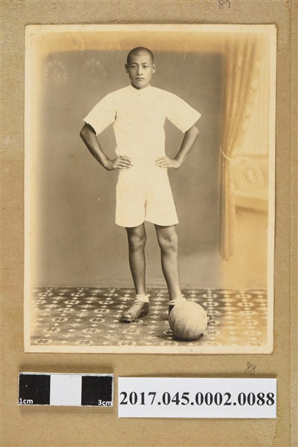 林桂興長子林修文青年時期獨照 (共2張)