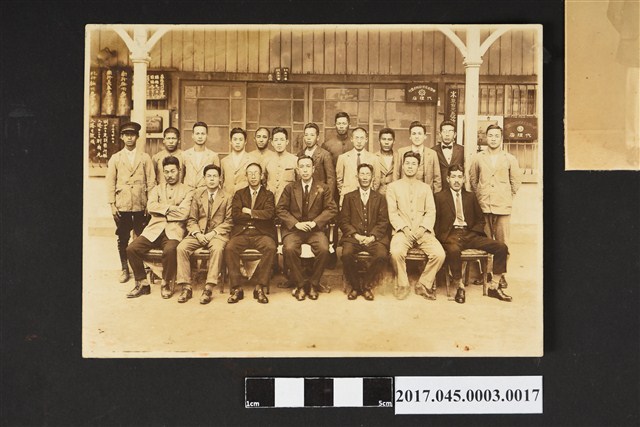 在朝日組門前合照 (共2張)