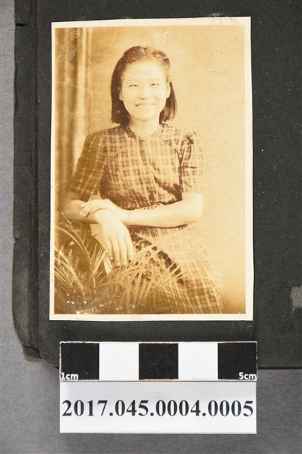 少女阿滿獨照 (共2張)