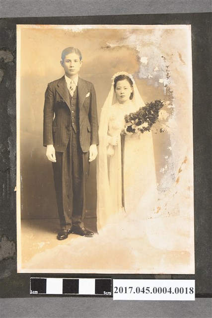 林桂興妻李金釵養女阿玉與丈夫林麒麟結婚照 (共2張)