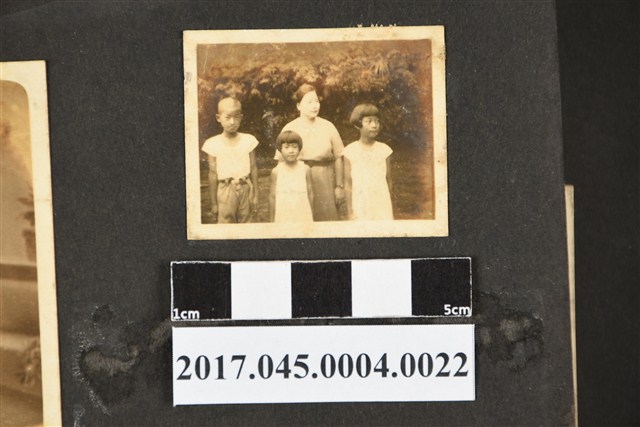 林桂興妻李金釵與小孩4人合照 (共2張)